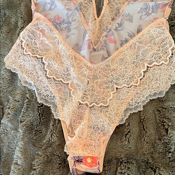 Floral Lace Teddy Bodysuit in Blush Apricot size small - Victoria Secret - Picture 6 of 9
